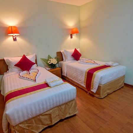 Hotel A1 Mandalay Bagian luar foto