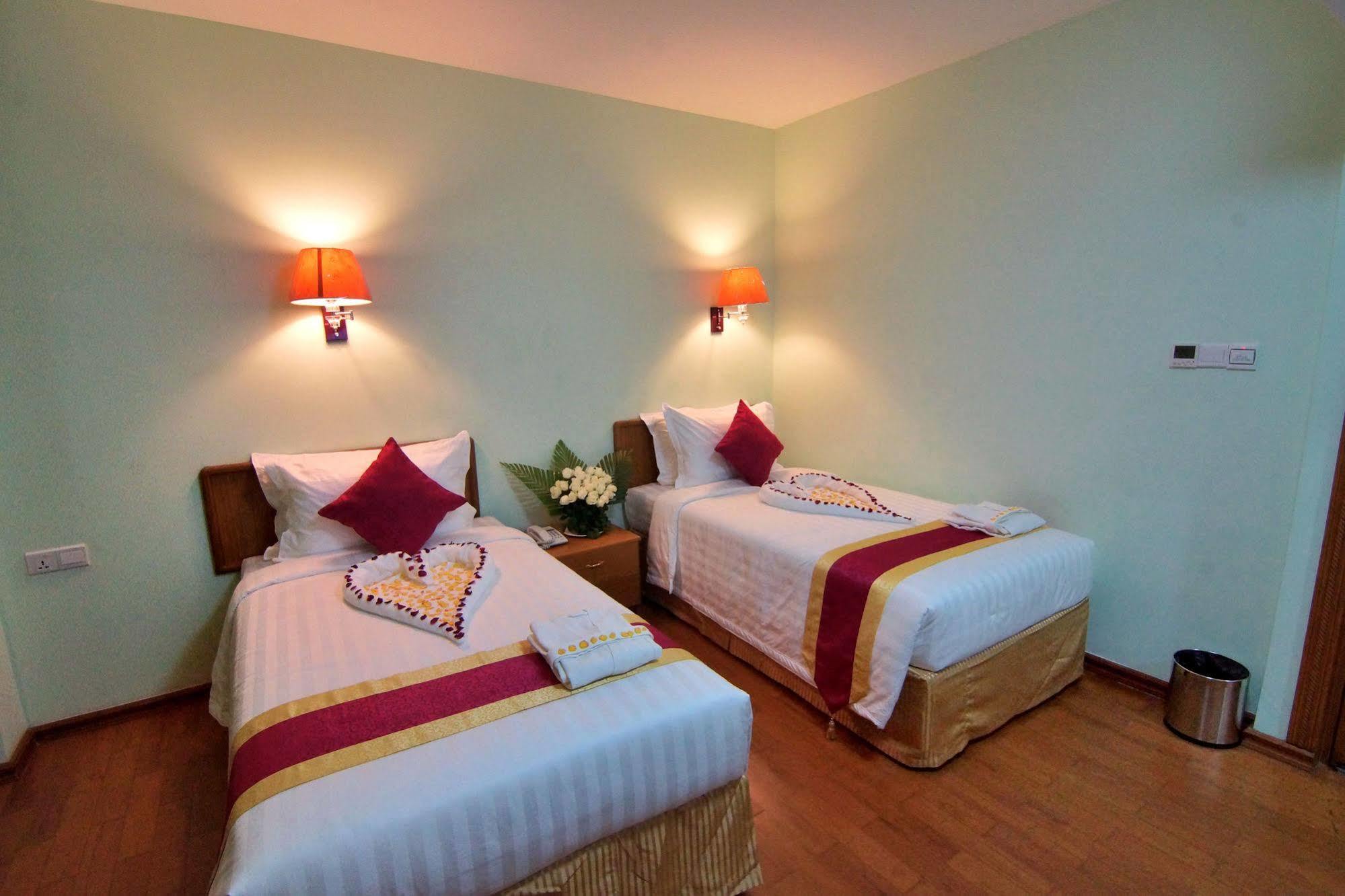 Hotel A1 Mandalay Bagian luar foto
